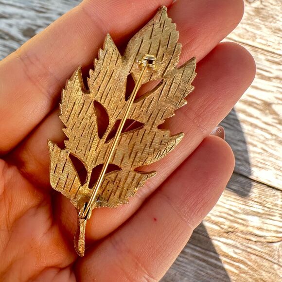 Vintage Jewelry Gold Tone Leaf Brooch Pin - Picture 2 of 2